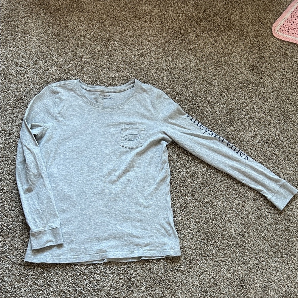 Vineyard Vines Women’s light Gray Long Sleeve Pocket Tee